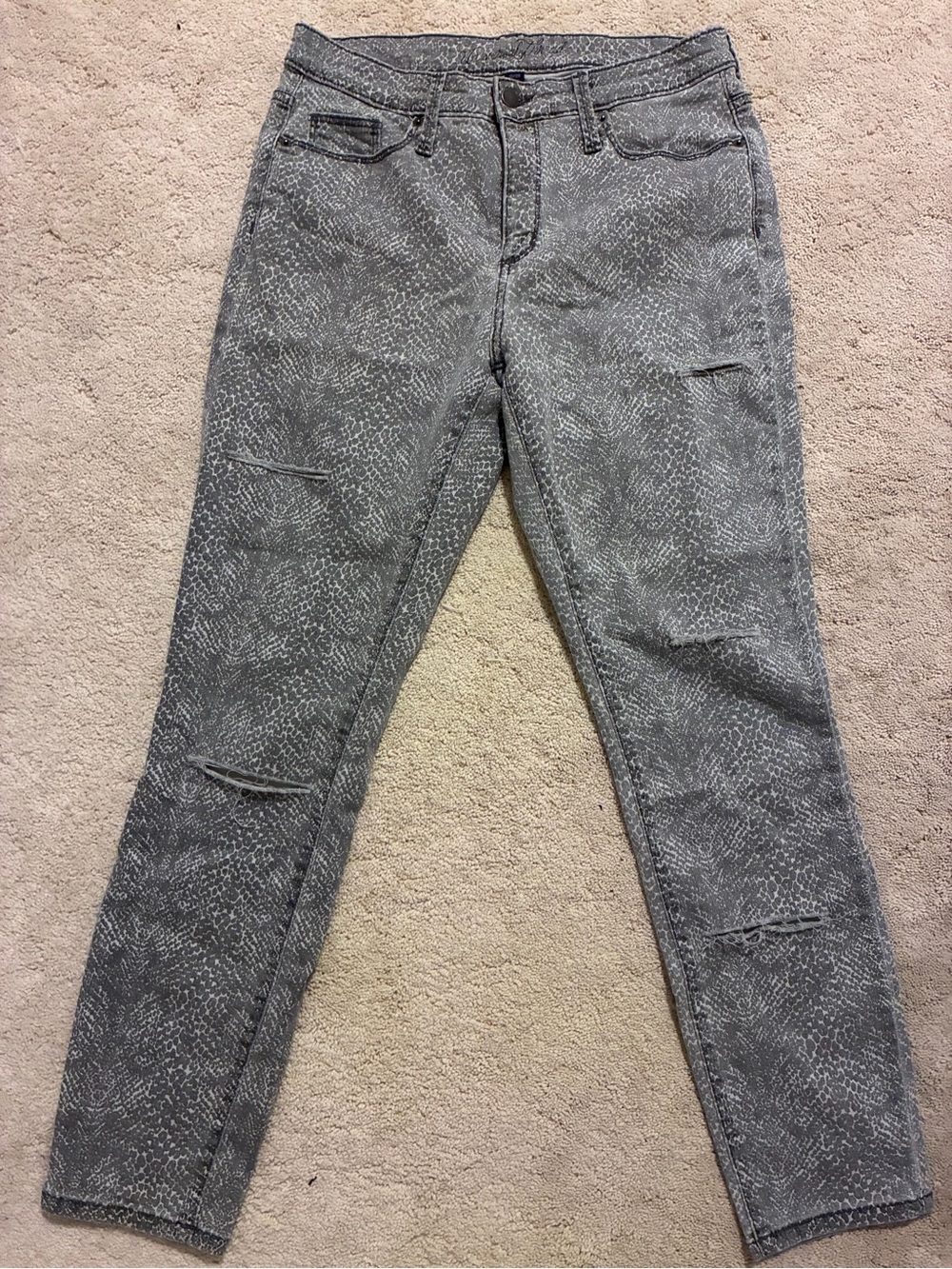 Gray snakeskin distressed skinny jeans 🐍 Universal Thread size 10/30R.